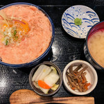 産直仕入れの北海道定食屋 北海堂 - 羅臼産鮭トロ丼定食(大盛) 850円(大盛＝同価格)