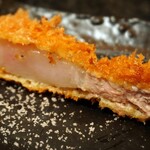 とんかつ マンジェ - トリュフ塩の上で再確認。
      脂身と赤身の七三分けやぁ～(笑)
      融点27℃の脂は口に入れるとサラッと溶けます。
      甘さもヤバすぎる！
      脂身好きにはたまりません！！