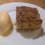 ビストロラドレ - レーズンと栗入りのトレイベイク（クッキー生地土台のスクエアケーキ）バニラアイス添え