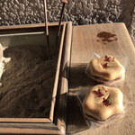 美貴もなか柳屋本舗 - 火鉢とか置いてあって風情あります。