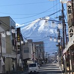 日の出屋そう菜店 - 富士吉田のアーケード街からの富士山