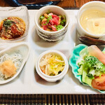 藻乃花 - 手抜きなしの品々！真ん中上の、馬肉納豆。熊本なら当たり前なのかな？