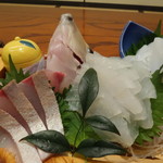 民宿 石坂荘 - カワハギの姿造りにカンパチとアオリイカの刺身