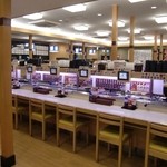 はま寿司 - 広くて明るい店内