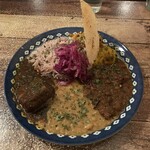 スパイスカレー モクロミ - ３種盛り（ポーク、豆、ラムとカラチャナのカレー（辛））