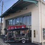 Komatsushima Chuuka - 店の前にはトゥクトゥクが。