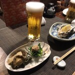 阿古 - お通し／鮑・高野豆腐・昆布の煮物とほうれん草の胡桃だれ、殻付かき