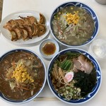 らあめんすぎした - 「大盛り三色ラーメン」2,900円（税込）チャレンジ成功 → 1,000円（税込）〔麺、具、スープ、餃子2人前のすべてを30分以内に完食〕提供・配膳は、三食のラーメンと餃子が同時となっている。