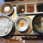 Tonkatsu Miso Yakuwa Na Daifukuten - ごはん、豚汁、茶碗蒸し
                        海老フライ用タルタルソース、
                        左よりみそ屋ソース(トンカツ＋カツオ風味)、
                        さっぱり梅酢ソース、トンカツソース
                        ごはん豚汁おかわり無料です。