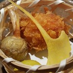 日本焼肉はせ川 - 籠盛り　海老真丈木枯らし揚げ　豆クワイ　銀杏