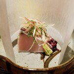 日本焼肉はせ川 - 筒の中から鰆の焼霜造り