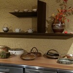 日本焼肉はせ川 - 内田鋼一氏の陶器と久住有生氏のアートウォール