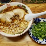 尾道らーめん 三公 - 尾道ラーメン(細麺)と別皿のネギ