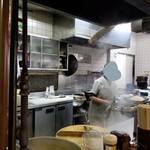 丸長中華そば店 - 厨房内、雰囲気。
