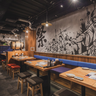 壁一面に描かれた「博多山笠祭り」の墨絵が印象的なインテリア