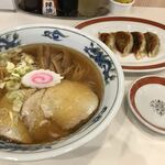 餃子飯店 カネコ - ラーメン（醤油）と餃子（中）