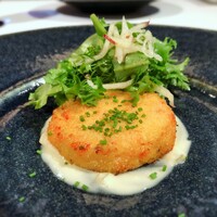 THE KAWABUN NAGOYA - ズワイガニのクロケッタ　林檎とハーブのサラダ 
                    割るとズワイガニがギッシリ！！