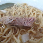 ラーメン二郎 - スッと切れる柔らかさ