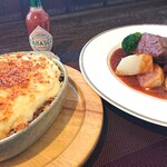 山の洋食屋 フレール - 左→赤牛のミートソースドリア。右→赤牛のビーフシチュー