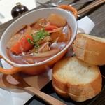 トリワイン ＰＩＫＯＳＨＨＨＵ - 香り豊かなブラウンシチュー＋厚切りプレーンバケット