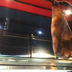 肉大人 MR MEAT - ショーケースの上の骨付き生ハムならぬクッションｗ