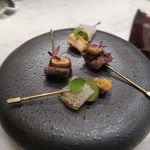 オルグイユ - アオリイカと黒オリーブ、榛原牛ランプ肉とヘーゼルナッツ