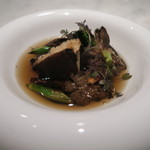 オルグイユ - 天然茸と牛ほほ肉のコンソメ仕立て