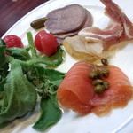 清加和 - 自家製燻製盛合せ（生ハム、サーモン、牛タン、スズキ）