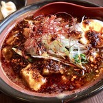 餃子酒場 餃、 - 豚骨麻婆麺全景