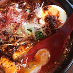 餃子酒場 餃、 - 下に豚骨スープ