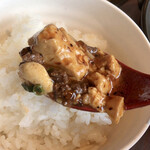 餃子酒場 餃、 - 無料のライスに乗せて