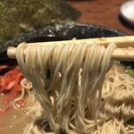 博多とんこつ 天神旗 - 細麺リフトアップ