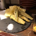 Misaki Maguro Semmon Ten Tsuna Garu - オクラとクリームチーズの天ぷら