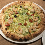 北海道イタリアン ミアボッカ - バジルとエビのピザ