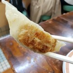 亀戸餃子 - カウンターの向こうに座ったおねいさん(客)は寒いのかずっとコートを着用したまま喫食