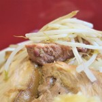 ラーメン二郎 - 豚の厚み