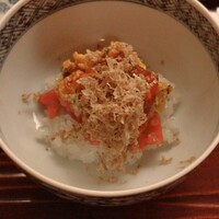 にくの匠 三芳 - ●今月のお忍び（飯蒸し？）　炊き立てのもち米の上にサーロインのタルタルと上海蟹と黄身の醤油漬けと白トリュフ　軽くかき混ぜて