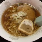 中華そば　マル金 - 料理写真:中華そば　お馴染みのお麩が載っています。