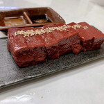 大幸園 - レバブツ  このエッジの効いたレバ  焼くのは片面30秒臭みは皆無、きっとレバ嫌いな人でも食べれると思う奥がタレ大蒜醤油とごま油