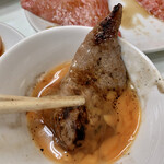 大幸園 - ロースを生卵で絡めて食べてみた