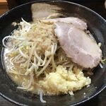 めん家 現進 - 醤油ラーメン  750円
            全部2倍(麺200g、ニンニク2倍、野菜2倍、背脂2倍、カラメ2倍)