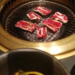 焼肉市場うまうま - 骨つきカルビも〜