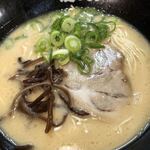 とん匠 - 極とんラーメン。尾道ラーメンと悩んだ結果、定番の豚骨醤油ラーメンにしました。木耳の食感が良いです。