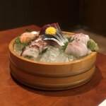 寅とさくら - お刺身五種盛り(カツオ、真鯛、カンパチ、水ダコ、サーモン)、シメサバ