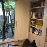 AMOUR - ウェイティングルームから見た本棚とお庭