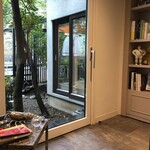 AMOUR - ウェイティングルームから見た本棚と庭