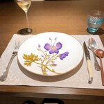 AMOUR - きれいなお皿とテーブルセッティング。
      お皿の柄は大柄でインパクトがあります