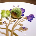 AMOUR - 芽キャベツをむいています。中にはかわいいパイ