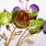 AMOUR - 芽キャベツの収穫。お皿の絵の1部のようです。
      周りのキャベツまで食べてしまいました