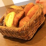 AMOUR - 米粉のパン、カンパーニュ、クロワッサン、フォカッチャなどの自家製のパン。欲張って全種類をマイレビ様と分けて、2分の1個ずついただきました*\(^o^)/*